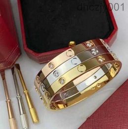 Bracelet de créateur Couple en or 18 carats Bracelet de haute qualité Hommes Femmes Cadeau d'anniversaire Bijoux de fête des mères avec ornements de tournevis Accessoires en gros JJG G2MC