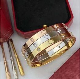 Bracelet de créateur Couple en or 18 carats de haute qualité hommes femmes cadeau d'anniversaire bijoux de fête des mères avec tournevis ornements cadeaux accessoires en gros de haute qualité