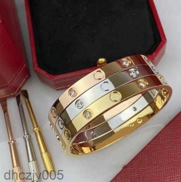 Bracelet de créateur Couple en or 18 carats Bracelet de haute qualité Hommes Femmes Cadeau d'anniversaire Bijoux de fête des mères avec ornements de tournevis Accessoires en gros 95IC NH T805