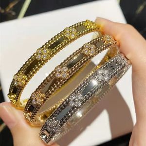 Pulsera Diseñador Pulsera de cuatro tréboles Plata chapada en oro de 18 quilates Pulsera con dijes de alta calidad Mujer Europa América Brazalete de moda Fiesta de bodas Regalos del día de San Valentín