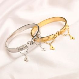 Bracelet de créateur Bracelet à breloques Bracelet de luxe Bracelets femmes lettre bijoux plaqué acier inoxydable 18 carats glands en or bracelet manchette accessoires de fête de mode kk