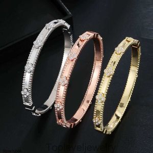 Bracelet de créateur bracelet trèfle doux or pour les femmes 18 km plaqués en cristal complet diamant quatre feuilles braclets manche