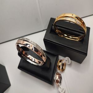 brazalete de diseñador brazalete dos colores superpuesto joyas de diseño femme set de plata diamante amor simple relojes mujeres hombres pareja pulseras ir 258d