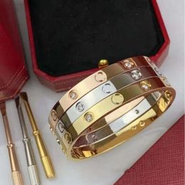 Bracelet de créateur Chariots Couple en or 18 carats Bracelet de haute qualité Hommes Femmes Cadeau d'anniversaire Bijoux de fête des mères avec tournevis Ornements cadeaux Accessoires en gros