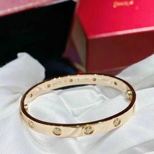 Braceuse de créateur Cartter Fashion Bijoux de luxe pour les amants Bracelet classique de mode Gold Wide Classic Tempérament avec chariot commun