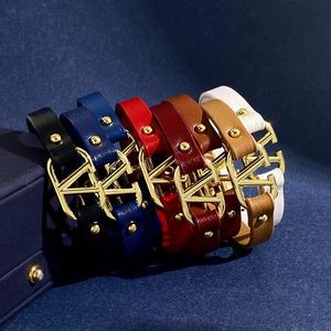 Pulsera de diseño Pulsera de cuero para hombre clásica Pulseras de diseño Mujer Pulsera ancha ajustable Diseñador de joyería Hardware Chapado en oro Brazalete con dijes Moda