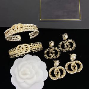 Bracelet de créateur boucles d'oreilles en cuir véritable plaqué or, ensemble de bijoux de mode pour femmes, boucles d'oreilles en perles, bracelets de mariage, cadeau de mariée avec boîte tampon
