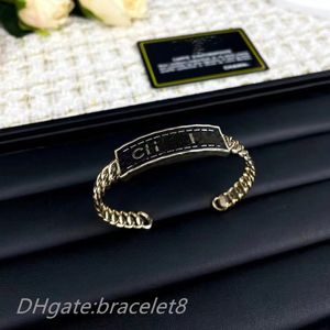 Bracelet de créateur Bracelets de mode européens et américains Marque de luxe Collier en or 18 carats Bracelets pour femmes et filles de qualité supérieure Cadeau de bijoux de fête de mariage