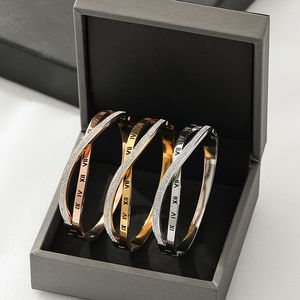 bracelet de créateur bracelet en acier titane explosif traversant le bracelet incrusté de diamants romains femme ins tide design en or rose 18 carats
