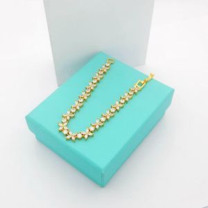 Bracelet de créateur pour femmes Bracelet de luxe Designer pour femmes trèfle à quatre feuilles mode tendance chaîne élégante de perles fête diamant bijoux cadeau en gros 164