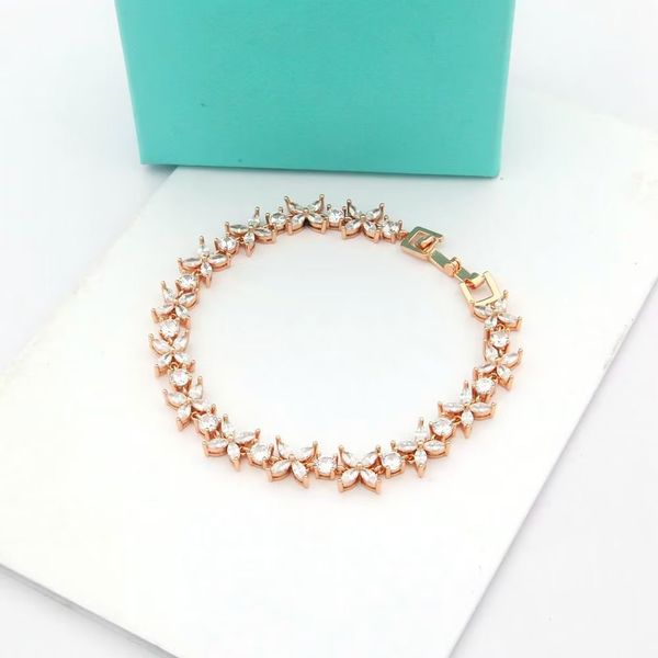 Bracelet de créateur pour femmes Bracelet de luxe Designer pour femmes trèfle à quatre feuilles mode tendance chaîne élégante de perles fête diamant bijoux cadeau en gros 657