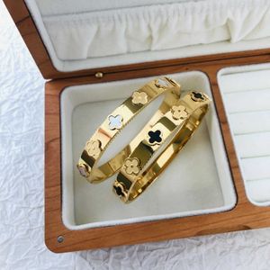 Bracelet de créateur trèfle à quatre feuilles bijoux de luxe haut de gamme en acier titane léger luxe de haute qualité bracelet d'herbe à quatre feuilles bracelet de fleur de coquille 3D cadeau de bijoux Van Clee