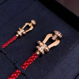 Designer armband Fredjewelry Fei Familie Horseshoe Buckle Red Rope armband V Goud Dik vergulde 18K Rose Gold Stijl Heren en damesstaaldraad Handtouw