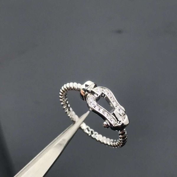 Bracelet designer Fredjewelry Fei Jia V Gold Precision High Edition Twisted Matter Horseshoe Buckle Set avec anneau de diamant pour une minorité féminine et un couple haut de gamme R