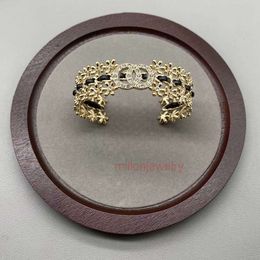 Braceuse Bracelet Gold Bangle Channemist Bracelet Texture métallique de haute qualité Double Row Petals Snowflake Snowflake avec diamants Bracelet de l'industrie lourde Femmes