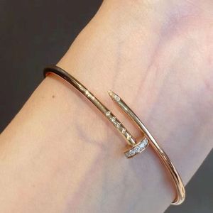 Ontwerper dunne nagelarmband Sieraden gouden armband nieuwe High Edition V Gold Fine Diamond Nail Grade Gepersonaliseerde Paar