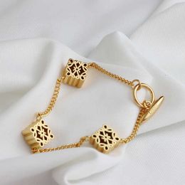 Designer Bracelet Loews Bijoux de luxe Top accessoires 24K or non décoloration Bracelets en laiton plaqué bracelet évidé cadeau féminin carré