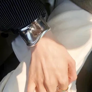 Designer armband luxe armband dames sieraden gouden manchetarmband Persoonlijkheid geometrische metalen rimpel driedimensionale brede armband vrouw
