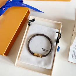 Pulsera de diseño Braceletas de marca de lujo Diseñador para mujeres Material Material de cuero Diseño de cadena de cuero Caja de regalo de joyería de pulsera de mayor calidad muy bonita