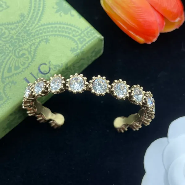 Bracelet de créateur Bracelets de marque de luxe Designer pour femmes de haute qualité lettre design diamant cent bracelet corps dur cadeau de Noël boîte à bijoux très bon