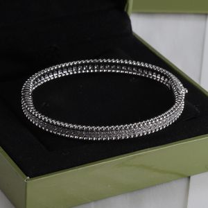 Bracelet de créateur de luxe Trèfle plein de diamants de créateur pour femmes, bijoux de luxe, style de couple pour femmes, accessoires de mariage, tendance, mode sympa