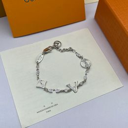 Pulsera de diseñador Pulseras de puño de lujo Brazaletes para mujer Joyería de moda Accesorios de joyería de moda Elegante Clásico elegante temperamento bueno