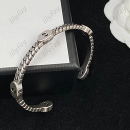 Bracelet de diseñador Luxury Jewelry Patrón de moda Punfs de plata para mujeres Armarios de amor encantador