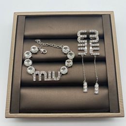 Bracelet de créateur Nouvelle lettre d'eau diamant plein de diamants longues boucles d'oreilles avec sens avancé et style élégant bracelet bijoux pour femmes