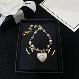 Pulsera de diseñador Pulseras con dijes colgantes para mujer Pulseras de corazón de amor de perlas Tendencia de moda Temperamento premium Joyería clásica elegante