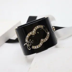 Bracelet de créateur en résine classique pour femmes, bracelet Super Fire assorti au quotidien