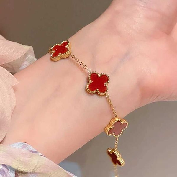 Bracelet de créateur Van Four Clover Leaf Bijoux 4 Cleef Femmes Charm Bangle Outlets Herbe Femmes Lumière Luxe Ornements Simple et Incolore Été