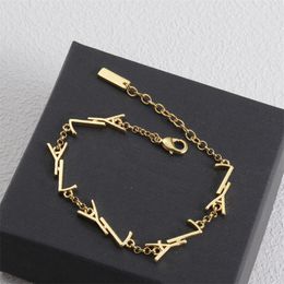 Designer Bracelet Femmes Golden Letters Charm Unisexe Trendy Gold Sier Bracelets Bijoux pour les cadeaux de fête de mariage