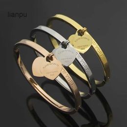 Pulseras de diseño Marca T Pulsera clásica para mujer Moda Titanio Acero Pulsera de corazón doble individual Regalo de brazalete de oro de 18 quilates de alta calidad