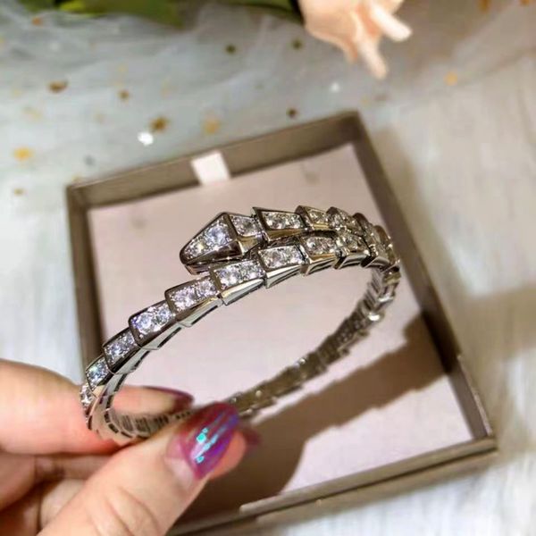 Bracelets de créateurs Designer pour les femmes avec des conceptions de diamant Bracelet Bijoux de Noël Boîte cadeau en option 3 Couleurs très bonnes