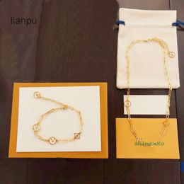 Pulseras de diseño Europa América Estilo de moda Forever Young Collar Pulsera Mujer Dama Color Oro Hardware Ahueca hacia fuera V Letra Flor Cadena Conjuntos de joyas