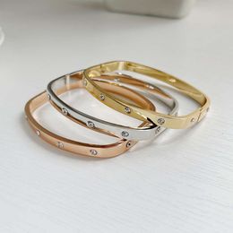 Designerarmbanden voor mannen en vrouwen Hoogwaardige luxe vierkante diamanten armband Yiwu Sieraden Modetrend Volledige sluiting Strass