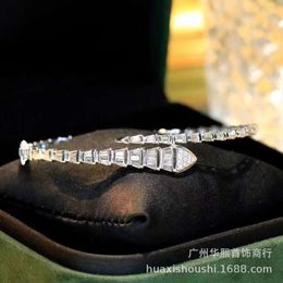 Bracelets de créateurs pour hommes et femmes Luxe haut de gamme Célébrité en direct avec la même carte Bracelet en os de serpent plein de diamant Boucle de tête de niche légère