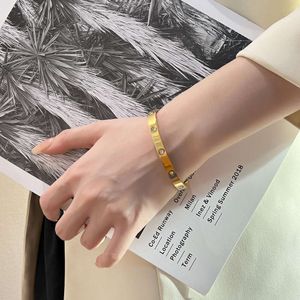 Bracelets de créateurs pour hommes et femmes Luxe haut de gammeVrai diamant plaqué or véritable avec lumière Luxe Cool Style Bracelet en acier titane Accessoires