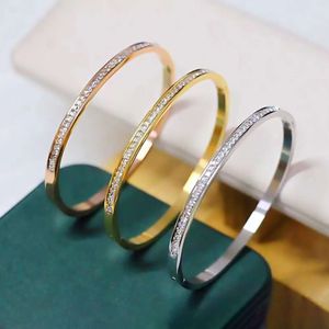 Pulseras de diseño para hombres y mujeres Pulsera de estrella de cielo de lujo de alta gama con sentido de diseño Tarjeta de moda ligera de acero de titanio para el hogar con diamantes completos