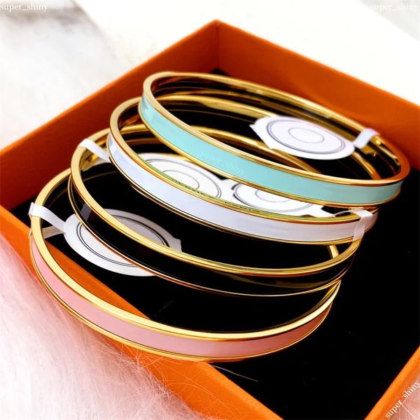 Braceletas de diseñador para mujeres Pulseras de marca Accesorios de moda Enamelo de titanio Titanio Gold Bangle Diseñador Partido Boda Valentín Regalo 62 mm