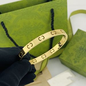 Designer Armbanden Luxe gouden bangle manchet armband Sieraden Vrouwen mannen Holle letter Armbanden Vintage Titanium Staal Nooit Vervagen Niet Allergisch Uniform maat 17