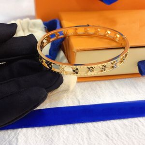 Designer Armbanden Luxe Sieraden Bedelarmband Vrouwen Bangle Letter Plated Roestvrij staal 18K Goud Polsbandje Feestcadeaus Accessoires