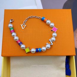 Bracelets de créateurs Bracelet en perles Perles colorées Bracelet d'amour Lettre de haute qualité Fleurs Bijoux Accessoires Cadeau de fiançailles de mariage