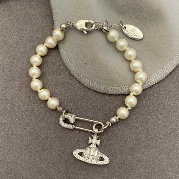 Le bracelet de marque de créateurs est conçu pour correspondre au créneau de perle de Saturne avec un sentiment de mode de luxe.étoiles bracelet à broches assorties