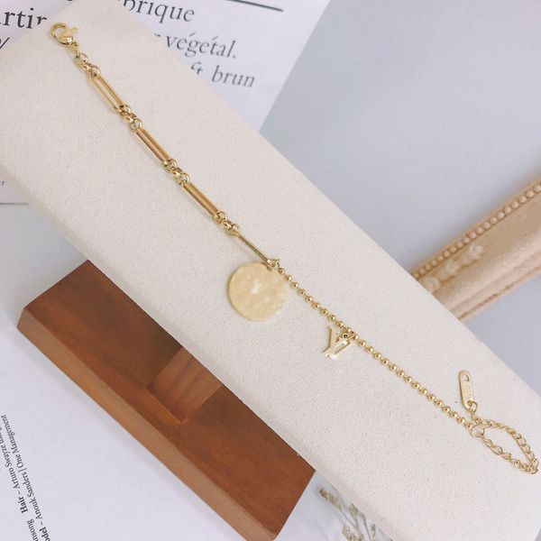 Marca de diseñador Pulseras Mujeres Brazalete Diseñador Carta Joyería 18K Chapado en oro Acero inoxidable Amantes de la boda Regalo Pulsera Brazalete Cadena Brazaletes Venta al por mayor L026