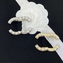 Broches de la lettre de la marque de créateurs 18 carats en or incrustage en cristal Rimestone Brooch Brooch Pin Pin de perle 2 couleurs épouser des accessoires de cadeau de fête de mariage