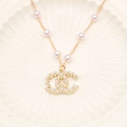 Colliers pendentifs de marque de marque de concepteur Chaîne d'or plate-plaque Perle Crysatl Sweater Long Newklace pour femmes Accessoires de mariage Jewerlry