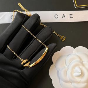 Designer merk elleboogletter hanger kettingen voor vrouwen van hoge kwaliteit lange keten vergulde kettingontwerper sieraden voortreffelijke accessoires paar cadeau met doos