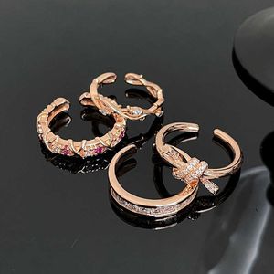 Marque de concepteur Incrustation de diamant exquise avec zircon ouverte Cross Cross Rose Gold Temperament Niche Design polyvalent pour les femmes