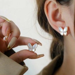 Designer Brand Fashion Gold Van Butterfly Ear Clip White Shell Girl Sweet Simple and Elegant Super Immortal Studs met verdikte 18K Rose Plating Sieraden